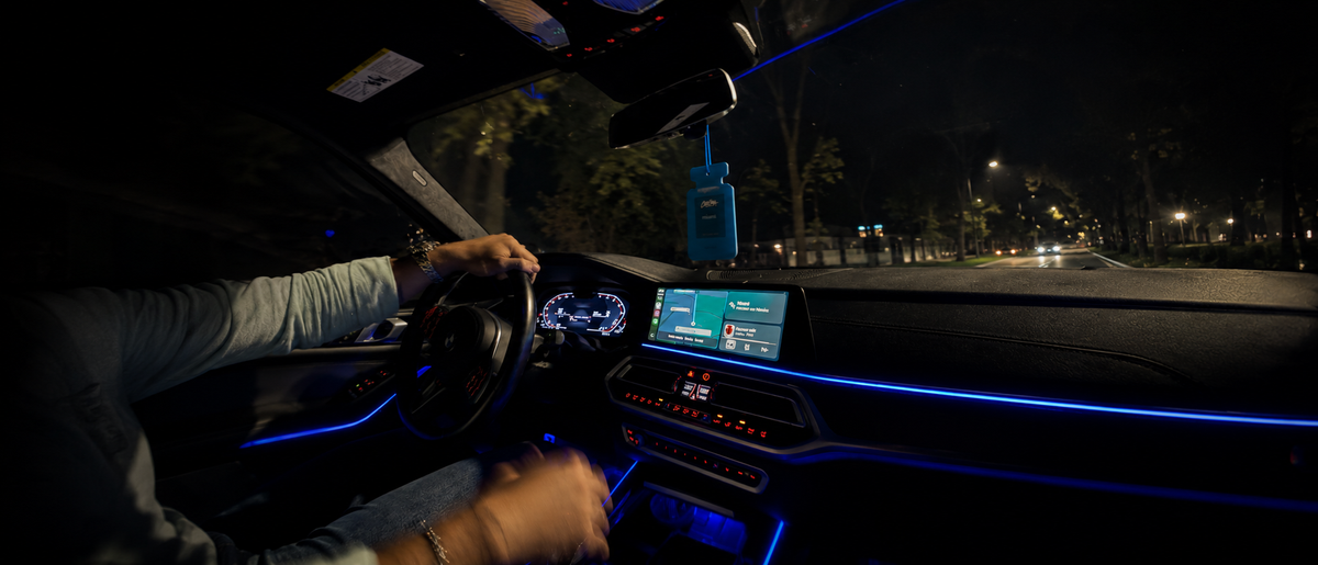 Désodorisant voiture Caroma suspendu au rétroviseur, habitacle éclairé aux LED de nuit